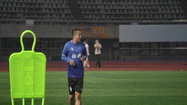队长球员在场上发挥不菲，果断带队取胜