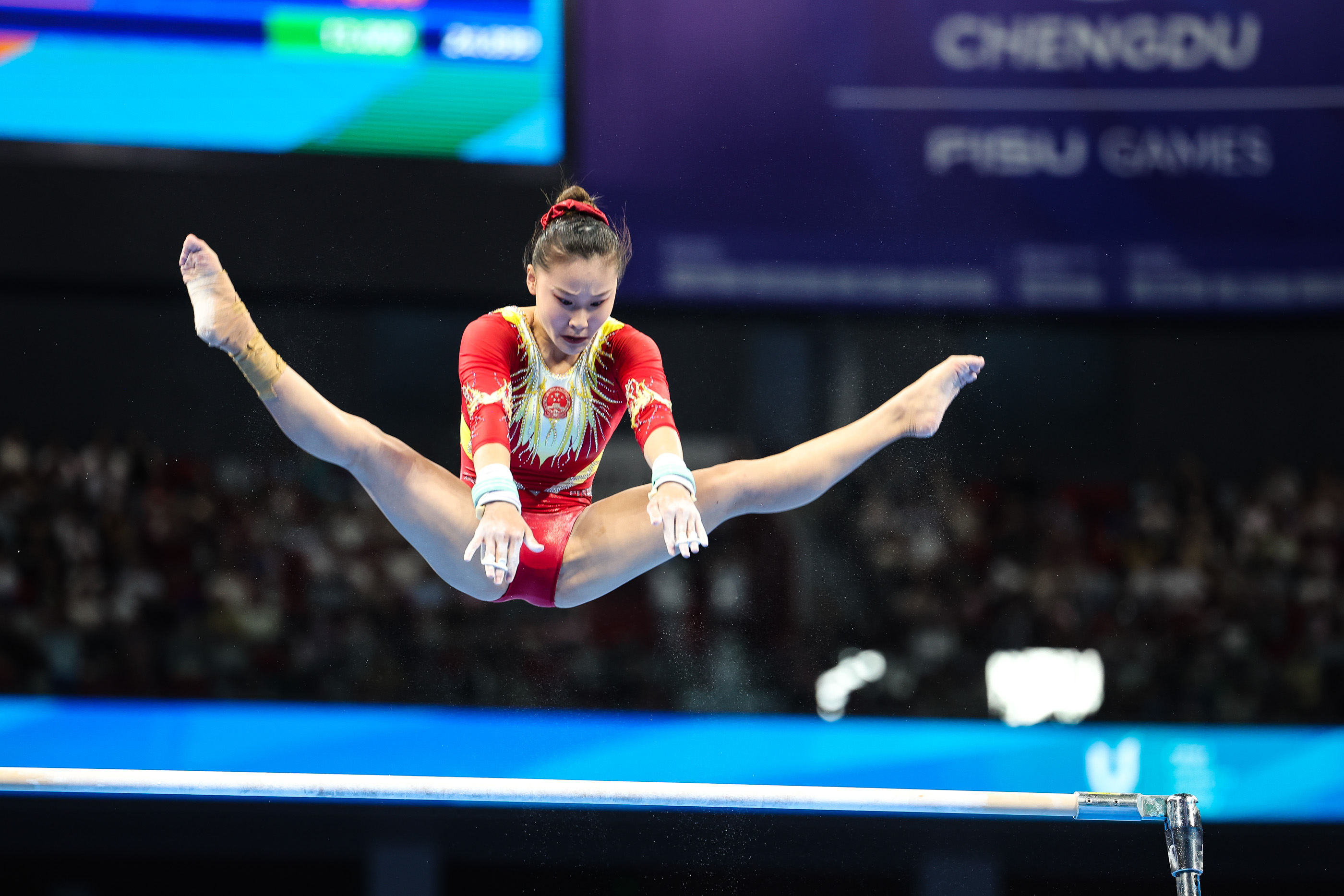 关于体操比赛演绎惊艳动作喜获好评的信息