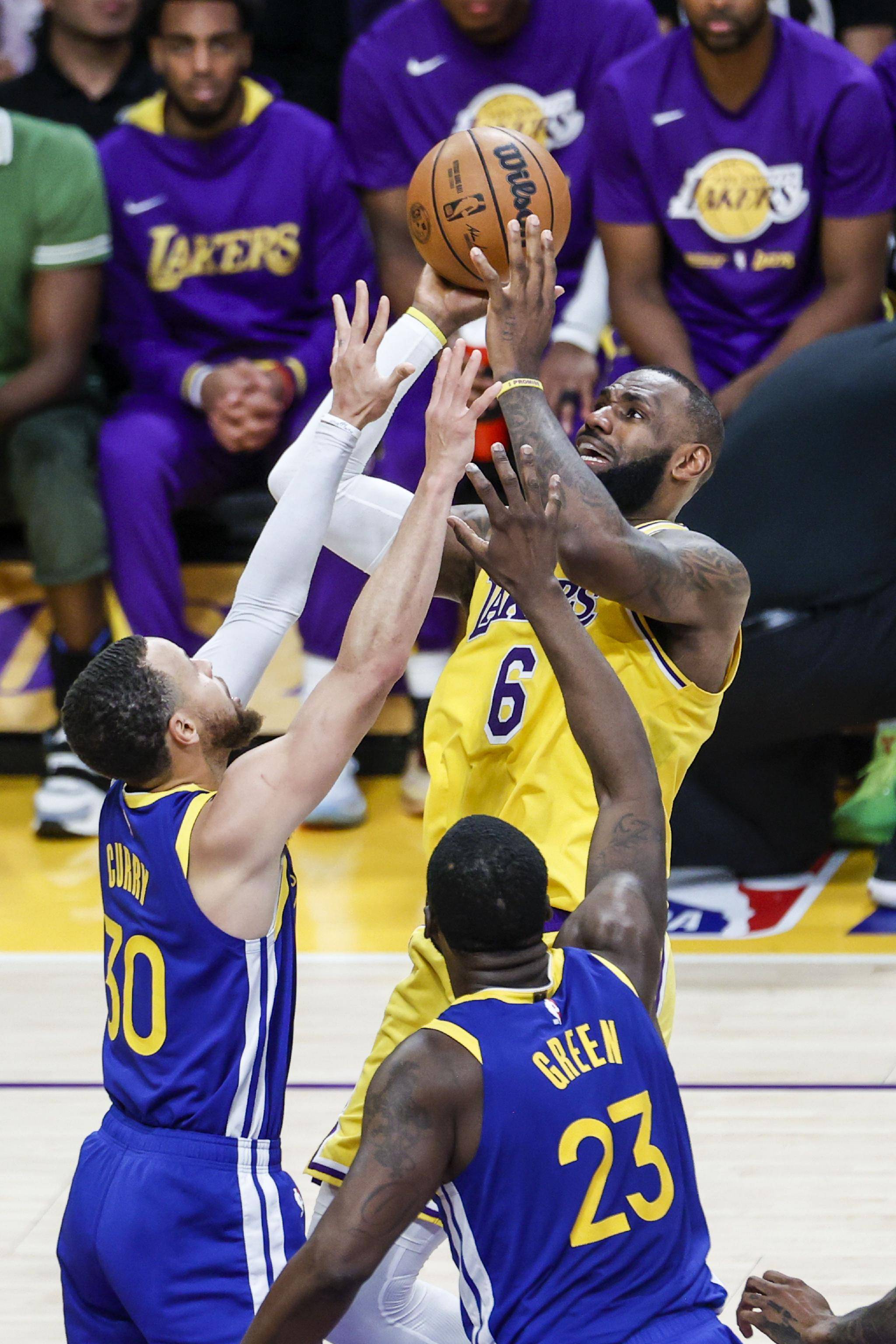 开云体育app-包含勇士主控遭遇劲敌，球队备战艰难对决的词条