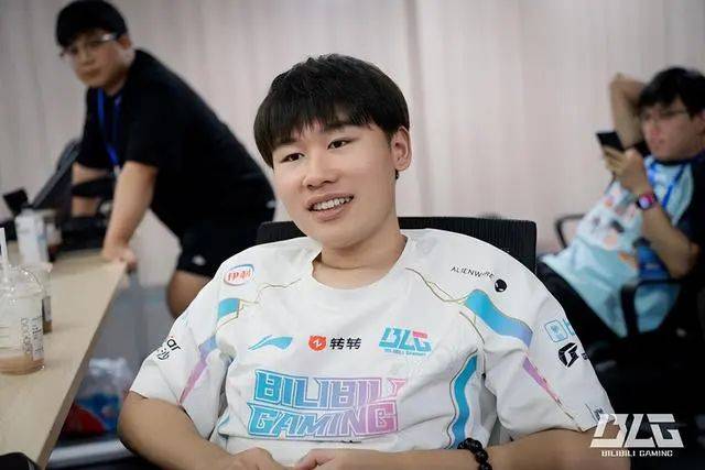 LGD碾压100T，Knight开启传奇时刻激烈交锋淘汰赛，留下经典瞬间的简单介绍