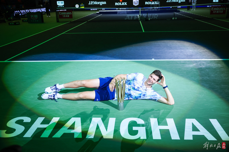 关于意大利网球队险胜世界网球队，费德勒绝境逆转的信息